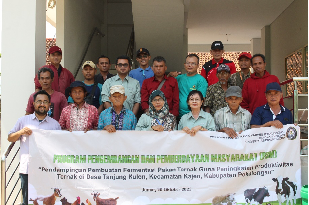 PENINGKATAN KETERAMPILAN PETERNAK DESA TANJUNG KULON DALAM PEMBUATAN FERMENTASI PAKAN TERNAK MELALUI PROGRAM PENGEMBANGAN DAN PEMBERDAYAAN MASYARAKAT (P3M) UNDIP